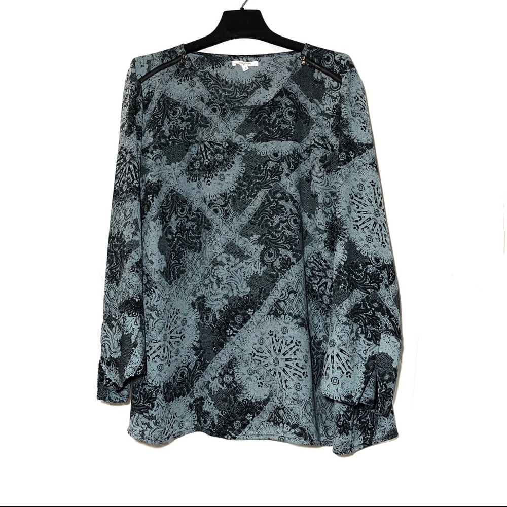 Maurices black and blue zipper shoulder top